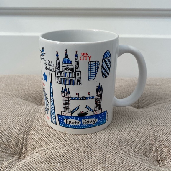 Julia Gash Art - Coffee Mug 10oz - British Royalty London Bridge, The Queen RARE - Picture 3 of 5